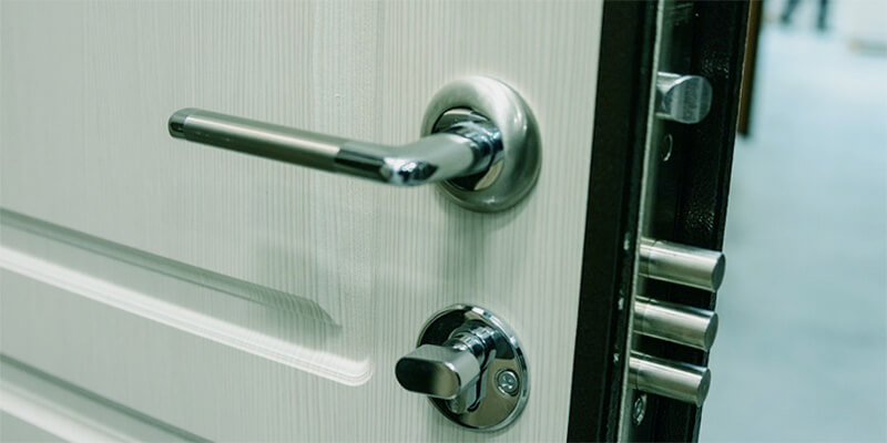 What type of door lock is best for the front door?